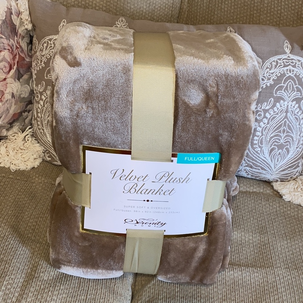🧁 NWT Serenity Home Oversized Velvet Plush Blanket - Full/Queen